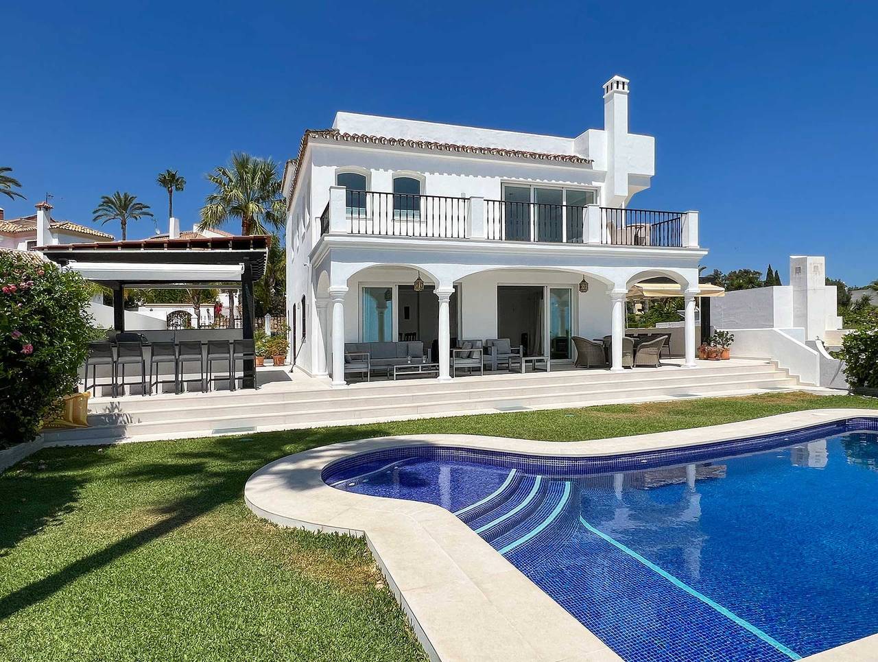 09 - 5 Bed Luxury Villa walking distance to the be in Urbanización Puerto Estepona (Seghers), Estepona