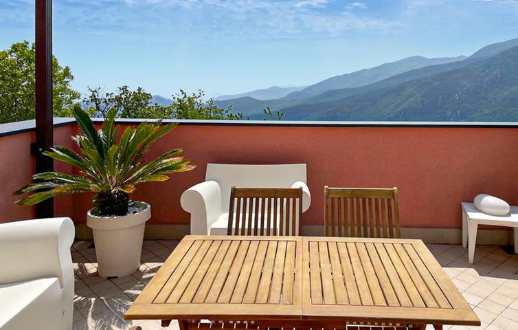 Appartamento vista mare con piscina vicino al centro di Magliolo in Magliolo, Alpi Liguri