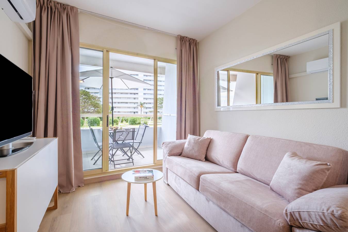 Apartamento entero, Apartamento 'Marina Baie Des Anges' con Vistas al Mar, Wi-Fi y Aire Acondicionado in Villeneuve-Loubet Plage, Villeneuve-Loubet