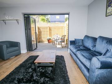 Log Cabin for 2 People in Surrey, South East England, Photo 2