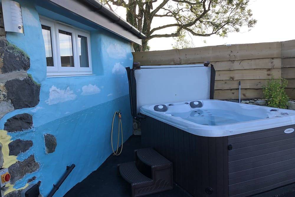 Beautifully converted dream retreat for 2 - hot tub, glorious views of Snowdon! in Snowdonia