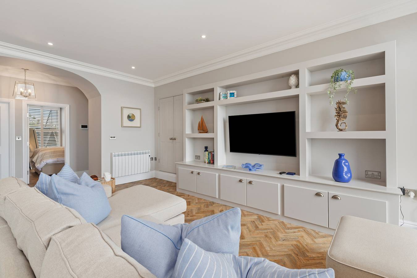 Entire apartment, 3 Croft House - Beach Front, Sea Views, Parking in Tenby, Pembrokeshire