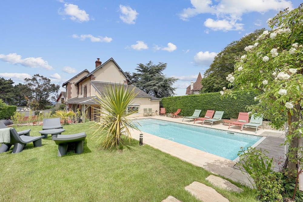 Beautiful Villa with Heated Pool Sauna Sea view 2 min to beach, 8 pers. in Benerville-sur-Mer, Lisieux region