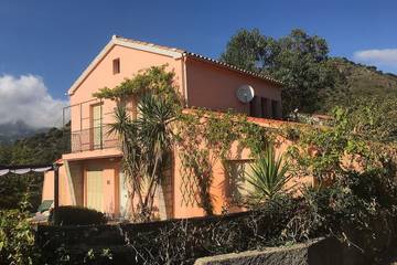 Gîte pour 8 personnes, avec jardin et balcon, animaux acceptés à Santa-Maria-Figaniella