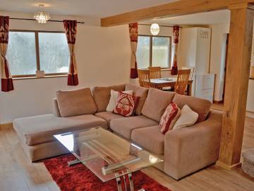 Log Cabin for 4 People in Cirencester, The Cotswolds, Photo 1