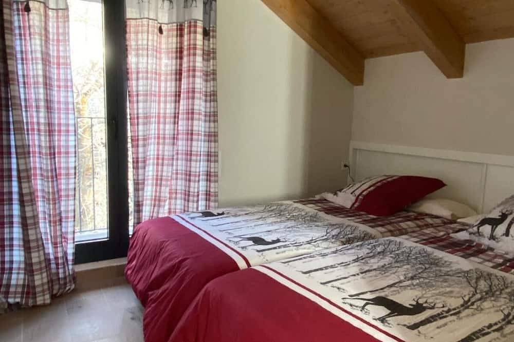 Charming 2-bedroom townhome with Ac, Wifi in wonderful Orós Alto in Biescas, Spanish Pyrenees