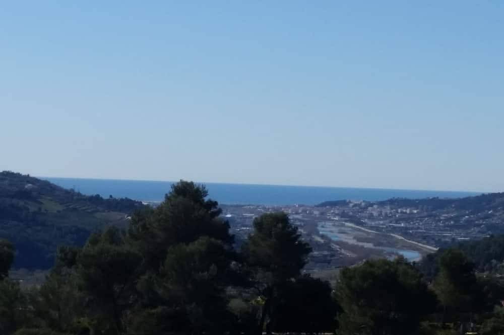 Superbe appartement dans Villa avec vue panoramique  sur la mer et les collines. in Carros, Côte méditerranéenne (France)
