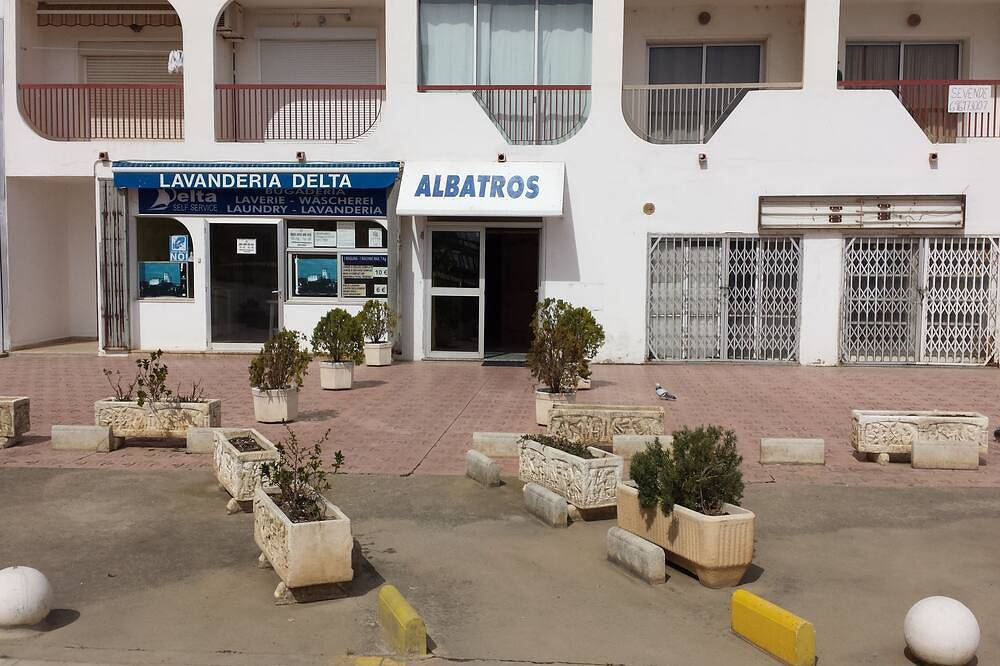Entire apartment, Large air-conditioned beachfront studio up to 4 people close to shops in Empuriabrava, Upper Empordà