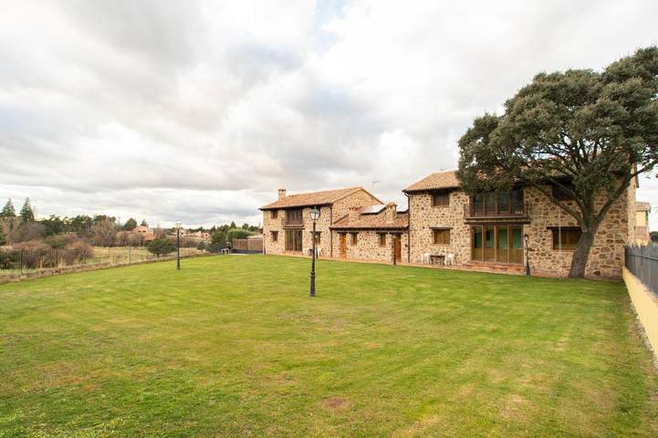 Casa de vacaciones para 20 personas, con vistas además de jardín y terraza, Se admiten mascotas en Provincia de Segovia