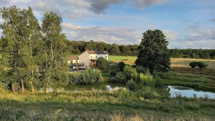 Location de vacances pour 9 personnes, avec balcon et jardin ainsi que vue et vue sur le lac à Doische
