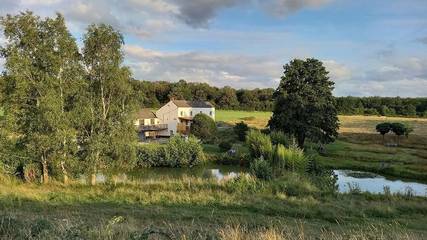 Location de vacances pour 9 personnes, avec vue sur le lac et jardin ainsi que balcon et vue à Doische