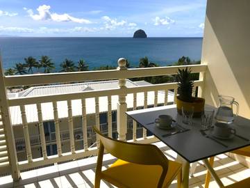 Gîte pour 3 personnes, avec terrasse et piscine à Le Diamant