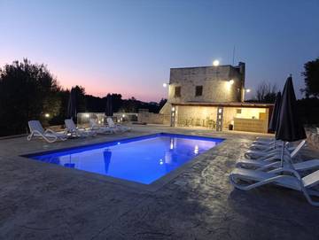 Chambre d’hôte pour 4 personnes, avec terrasse ainsi que jardin et piscine à Ostuni