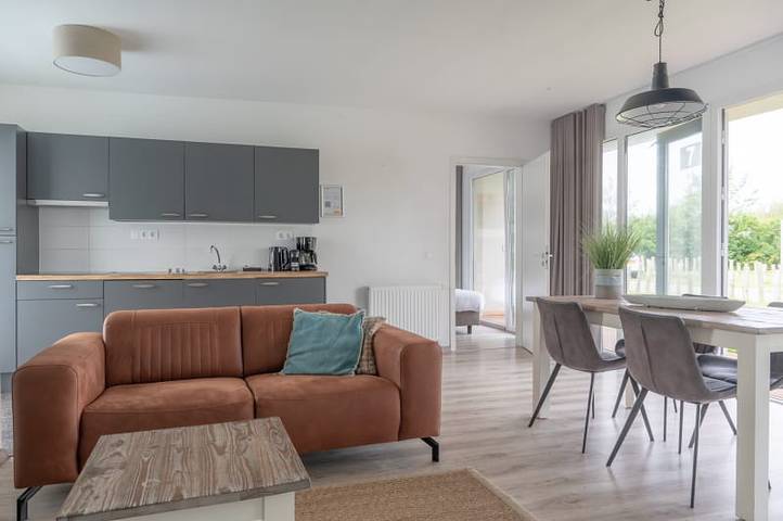 Bungalow für 4 Personen, mit Terrasse und Balkon/Terrasse sowie Seeblick in Kamperland - 4