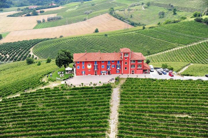 Rustico per 4 persone, con giardino e piscina nonché panorama, con animali domestici in Langhe