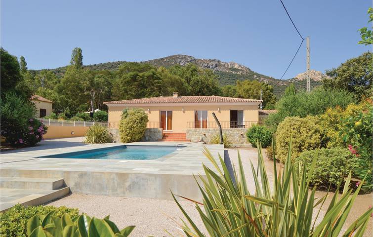 Location de vacances pour 8 personnes, avec terrasse ainsi que piscine et jardin à Algajola - 3