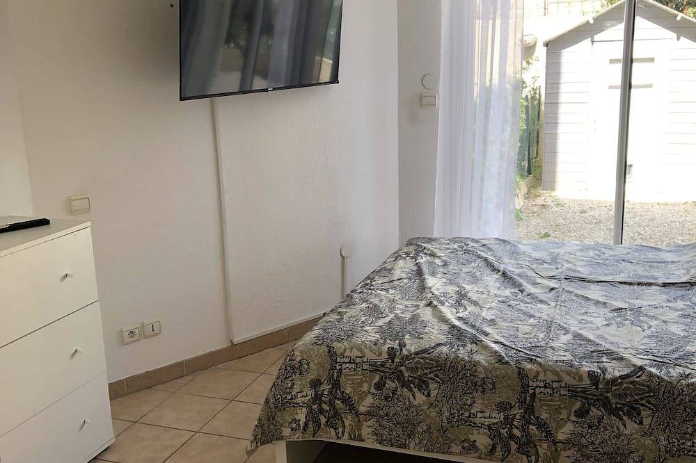 Entire apartment, T2 apartment in residence with swimming pool and tennis court in Sausset-les-Pins, Istres region