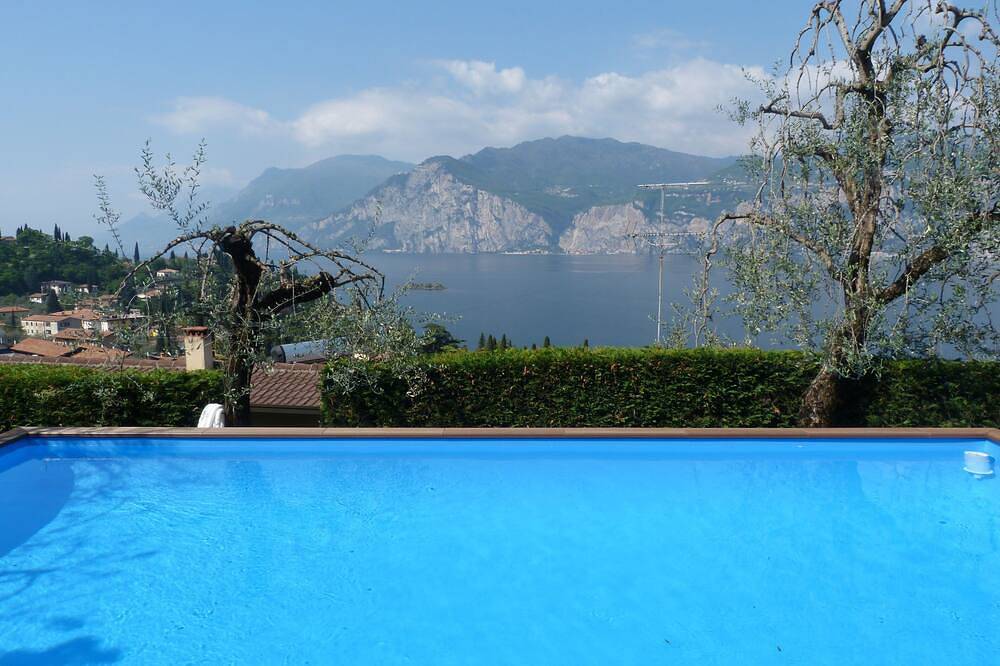 Ganze Wohnung, Terrasse mit herrlichem Seeblick, Wifi, Swimmingpool in Malcesine, Gardasee-Berge