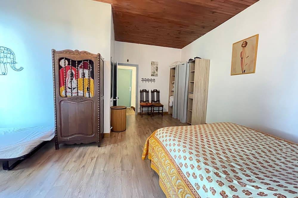 Grande maison familiale - piscine privée - 3 sdb, 3 Wc - de 8 à 16 pers (20 max) in Villeneuve-la-Comtesse, Région de Saint-Jean-d'Angély