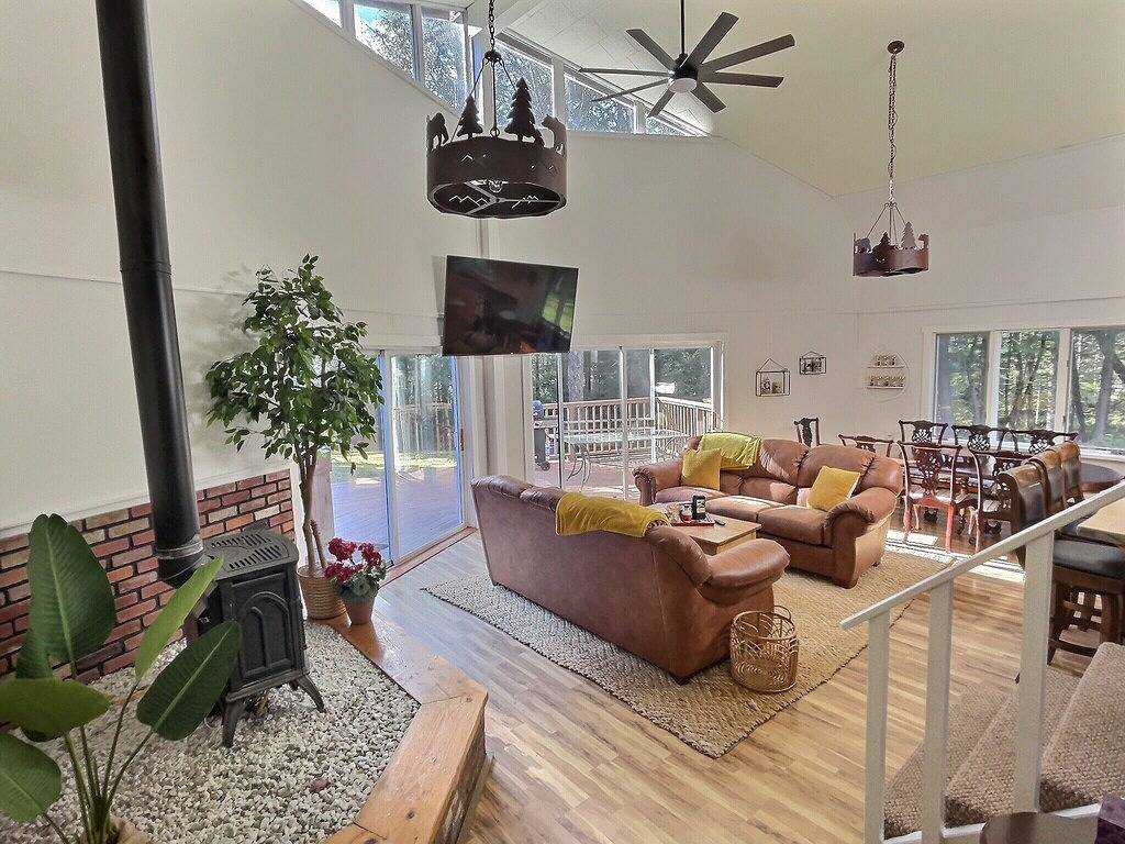 Bearvaria- Hot Tub, Fireplace, Close to Trails! in Killington, Rutland County