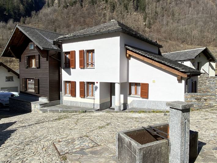 Ferienwohnung für 4 Personen, mit Terrasse und Garten sowie Ausblick in Misox Calancatal