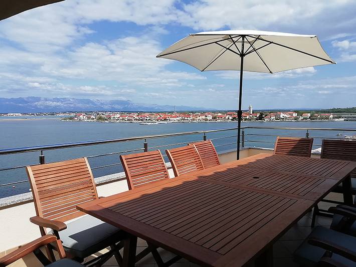 Apartament wakacyjny dla 12 osób, z basen i taras w Nin