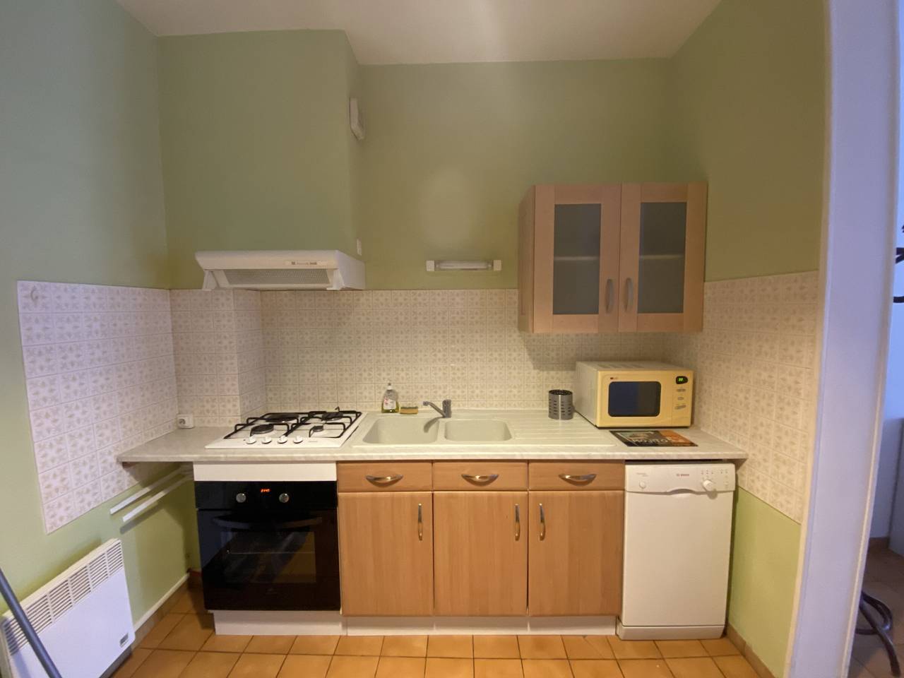 Entire apartment, Central Apartment with Balcony, Wi-Fi & Dishwasher - Near Shops & Spa in La Roche-Posay, Vienne