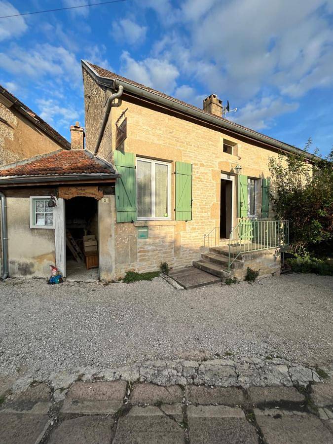 Location de vacances pour 8 personnes, avec Terrasse ainsi que Jardin et Piscine à Athie