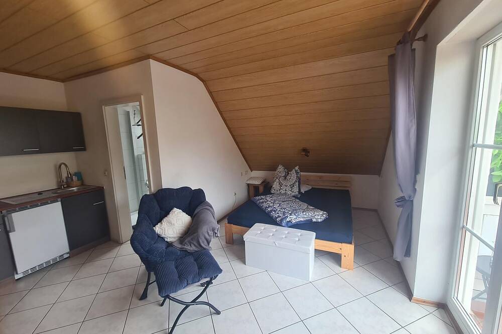 Ganze Wohnung, Gemütliches Ferienzimmer mit Balkon und Blick in den Garten in Zapfendorf, Landkreis Bamberg
