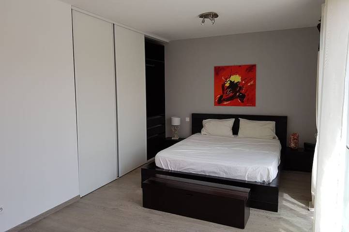 Location de vacances pour 7 personnes, avec jacuzzi ainsi que terrasse et jardin à Sénas - 4