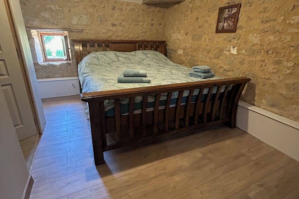 Poitevins A 5 Bedroom French Stone House set in 4 acres with 5 En Suite. in Saint-Astier, Región de Marmande