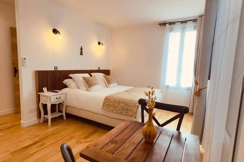 Entire apartment, Suite Studio L'Arlésienne au Mas de la Huppe - Franquevaux - Petite Camargue in Beauvoisin, Nimes region