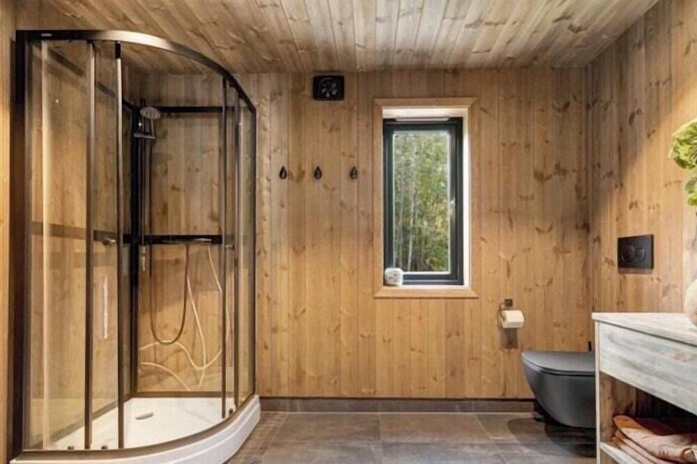 Moderne Hütte am Sandvatn am Fuße des Blefjell in Tinn
