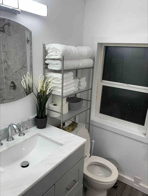 Vacation rental for 3 people, with yard in Lake Washington