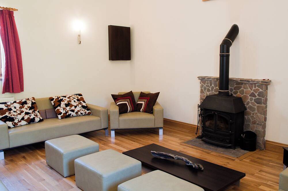 Swordle byre. Perfect for large group holidays, only a 5 minute's walk to beach. in Highlands