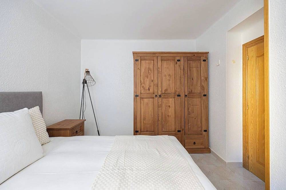Entire apartment, Experience the charm of our lovely and intimate 3-bedroom home. in Cornellà de Llobregat, Baix Llobregat