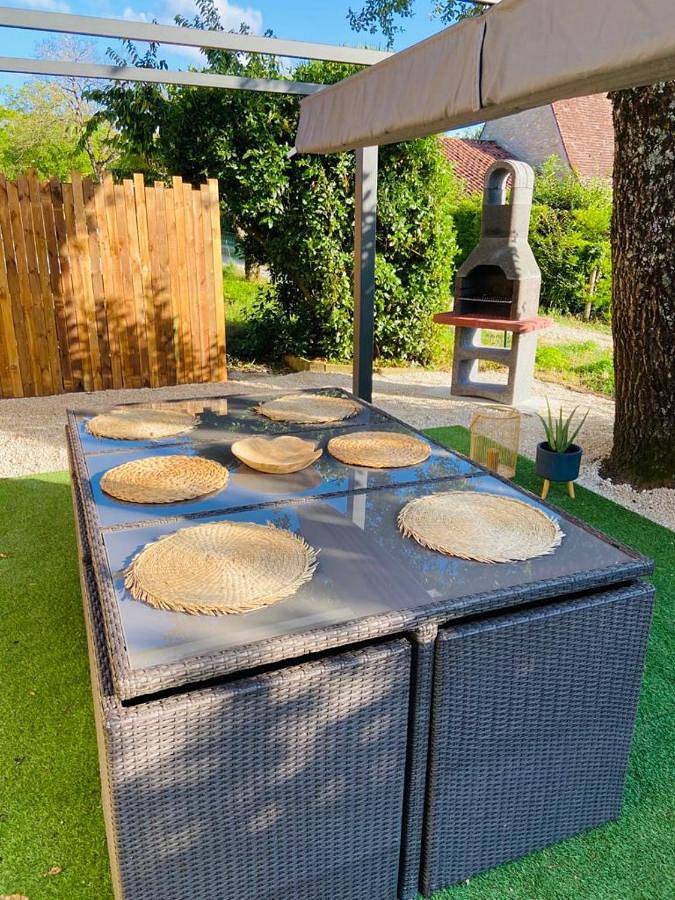 Gîte pour 5 personnes, avec Jacuzzi et Terrasse ainsi que Jardin et Vue à Marcillac-Saint-Quentin