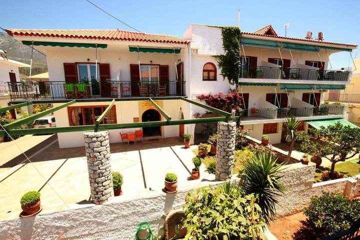 Appart’hôtel pour 2 personnes, avec Balcon et Terrasse ainsi que Jardin et Vue