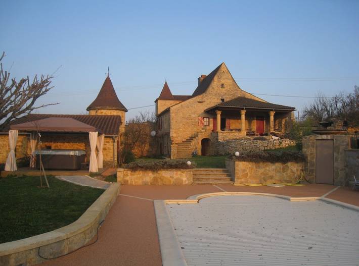 Gîte pour 10 personnes, avec jacuzzi et terrasse ainsi que jardin et piscine