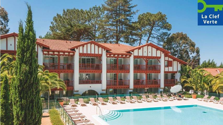 Parc de vacances pour 6 personnes, avec bassin pour enfant ainsi que piscine et jardin, adapté aux familles au Pays basque