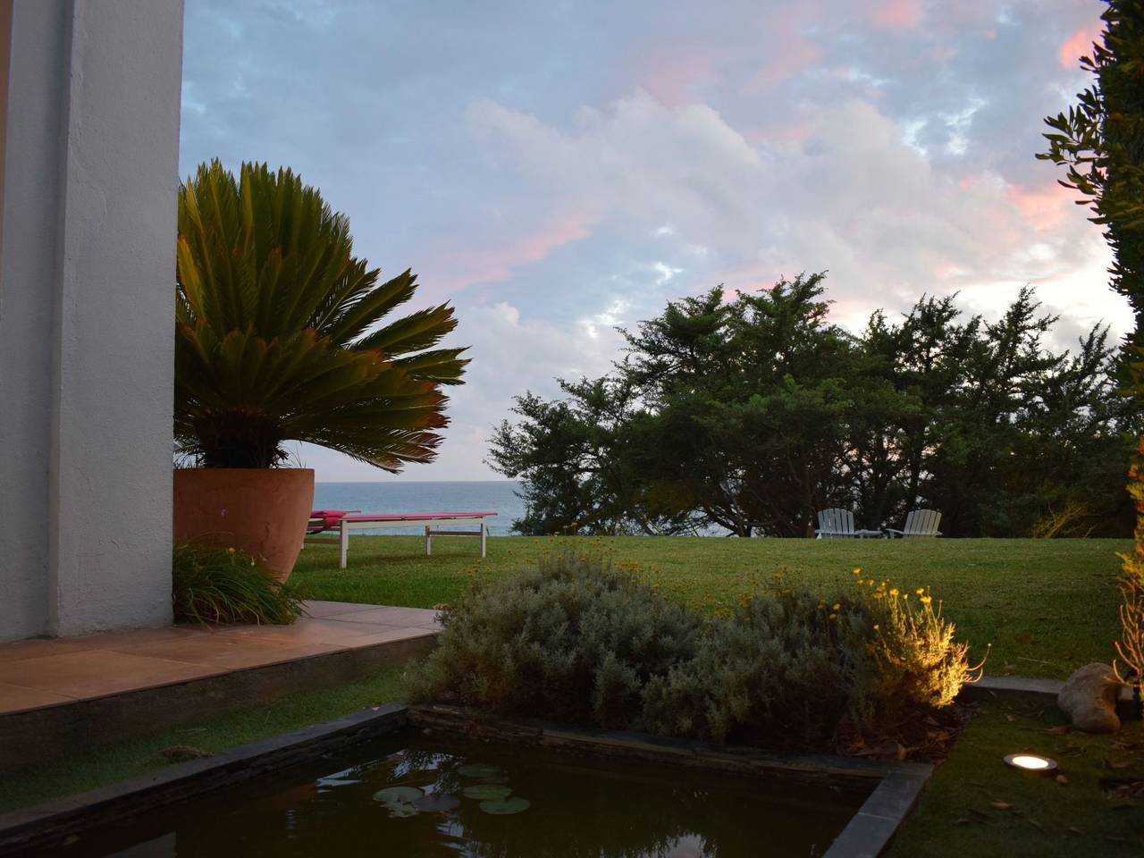 Villa "Casa Roche" mit Blick auf das Wasser in Roche, Conil de la Frontera