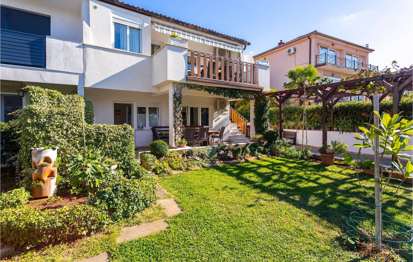 Ganze Ferienwohnung, Gemütliche 65 m² große Wohnung mit WLAN, Klimaanlage und Terrasse – 2,5 km vom FKK-Strand entfernt in Malinska-Dubašnica, Krk