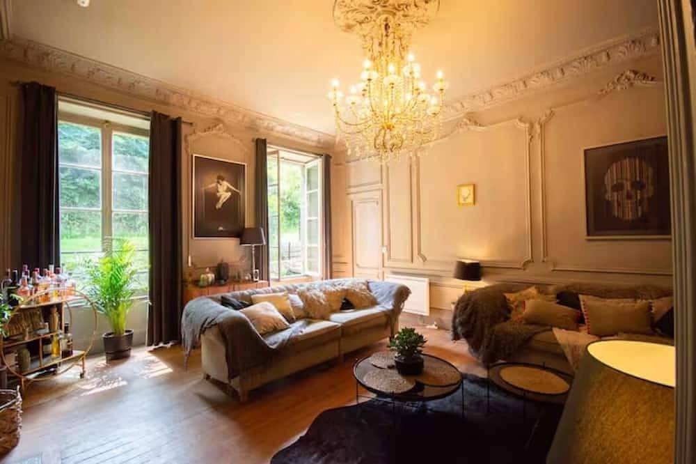 Beautiful, Historic Manoir in Semi-rural Setting, Central to Tourist Sites in Vire Normandie, Région de Vire