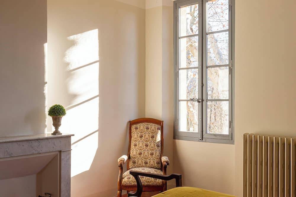 Elegant Provencal country house with vast wooded grounds and exceptional swimming pool in Trets, Aix-en-Provence region