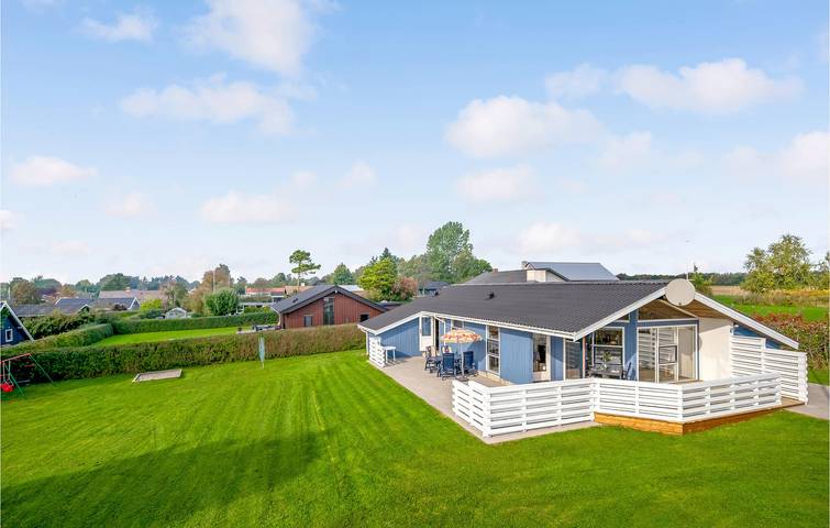 Ferieudlejning for 8 personer, med terrasse og jacuzzi såvel som have og sauna i Pøt Strandby