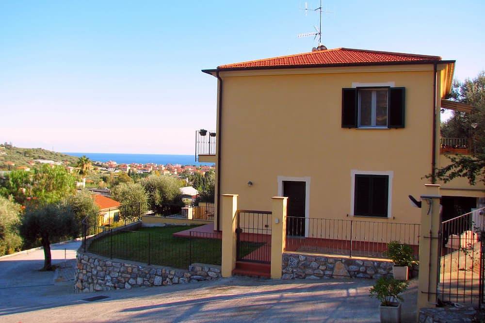 Ganze Wohnung, La Meloria: Private Terrasse und Garten, 2 km von den Stränden von Diano Marina in Diano Castello, Riviera di Ponente