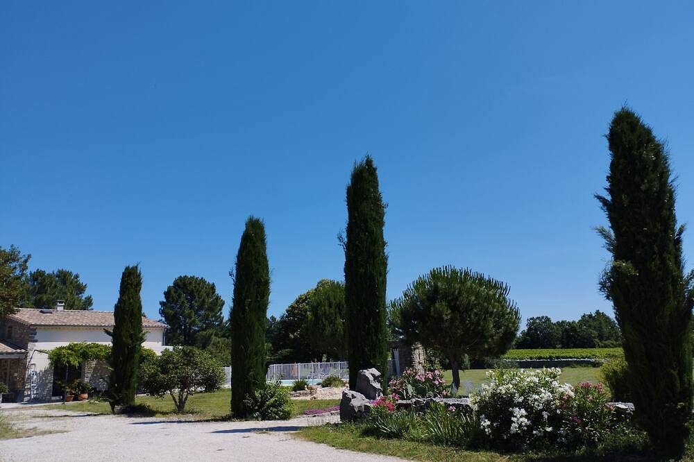 Südliche Ardèche Mazet mit privatem Pool, großer flacher Garten in Les Vans, Parc naturel régional des Monts d'Ardèche