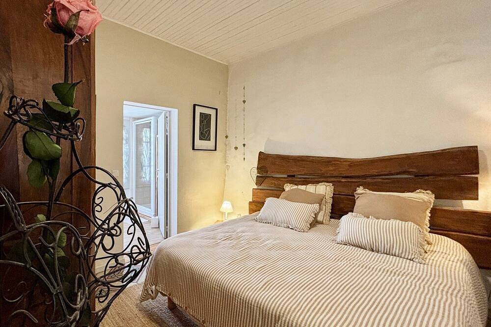 La Nothé, charming house by the harbor & lagoon in Bouzigues, Mediterranean Coast (France)