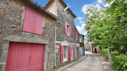 Gîte pour 5 personnes, avec terrasse ainsi que jardin et piscine à La Caunette