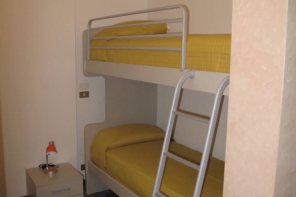 Ganze Wohnung, Apartment innerhalb einer Villa, großer Garten mit Blick auf See und Pool in Bardolino, Gardasee-Berge